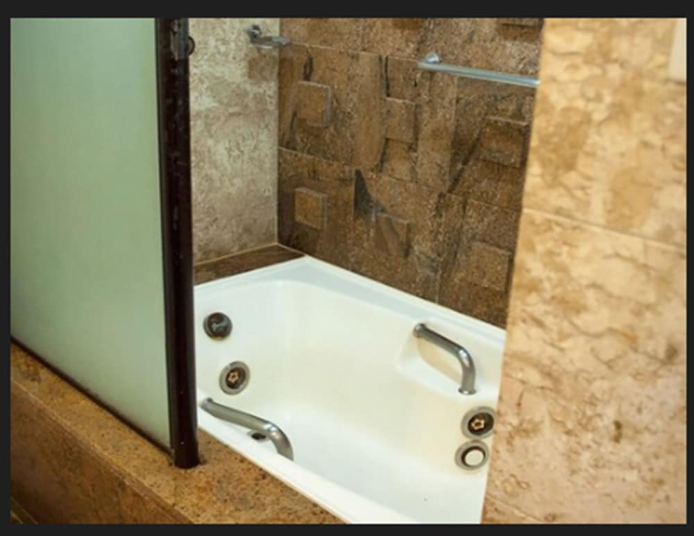 Suite - Photo 10