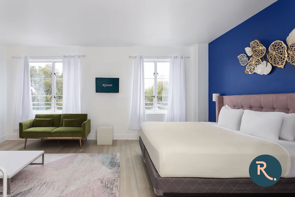 Deluxe Studio, 1 King Bed, Non Smoking