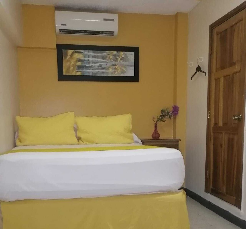 Standard Room, 1 Queen Bed photo 2