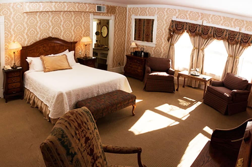 E.E. Nichols Celebrity Suite - Photo 1