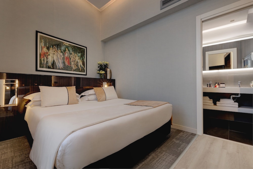 Deluxe Suite, Jetted Tub thumbnail 6
