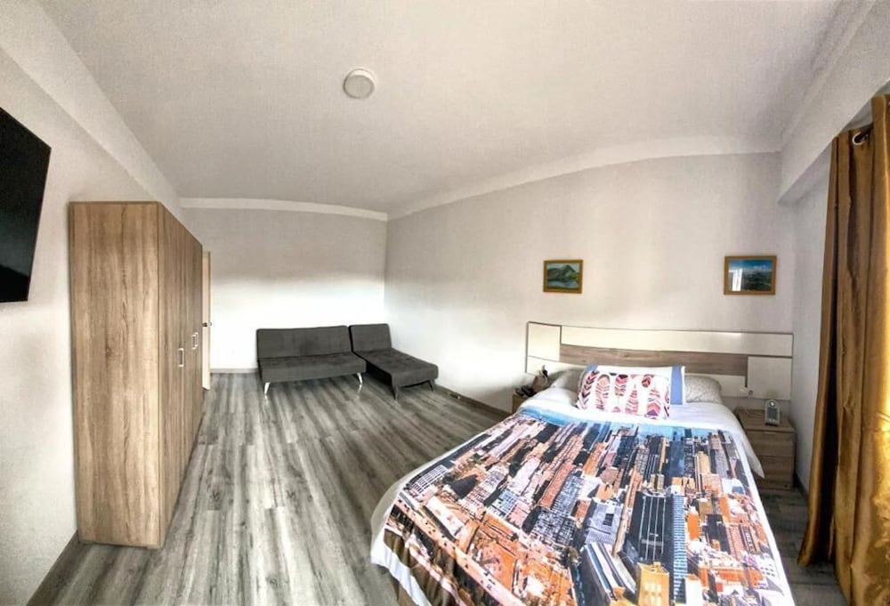 Family Room (2 adults and 2 children)