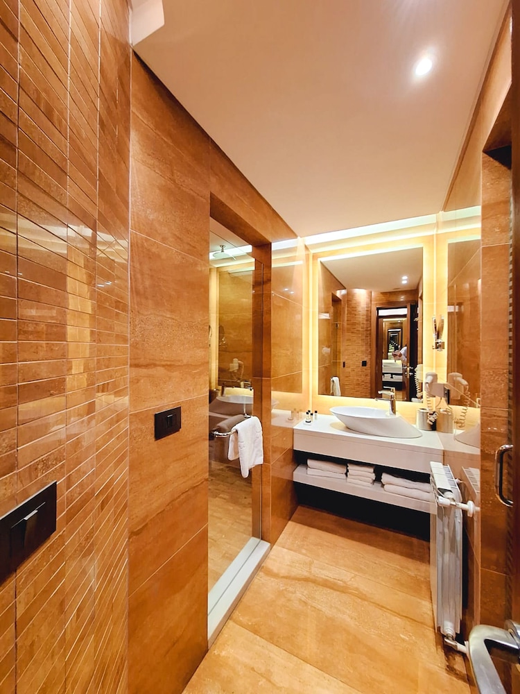 Executive Room, 1 King Bed, Partial Ocean View photo 3
