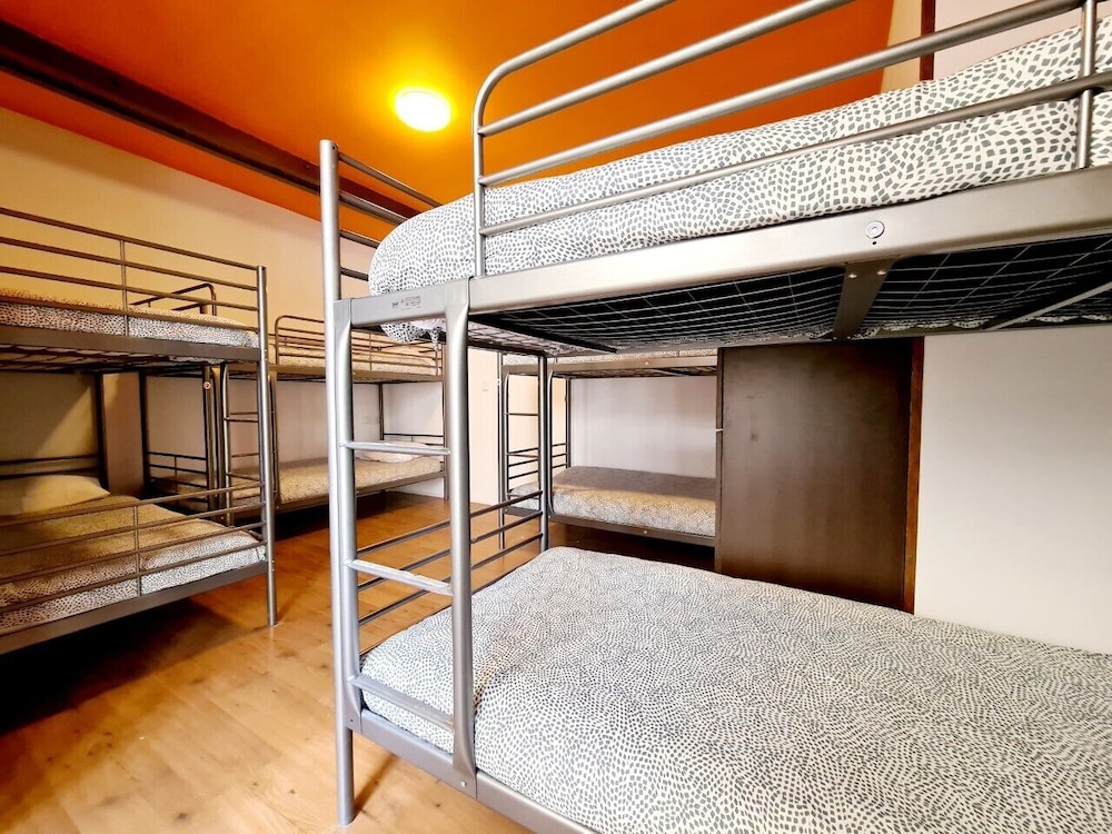 Una cama en un Dormitorio Compartido Mixto para 12 personas.