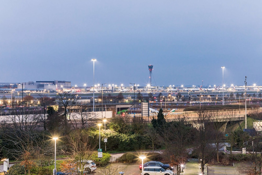 Superior Room (Airport View) - Photo 7