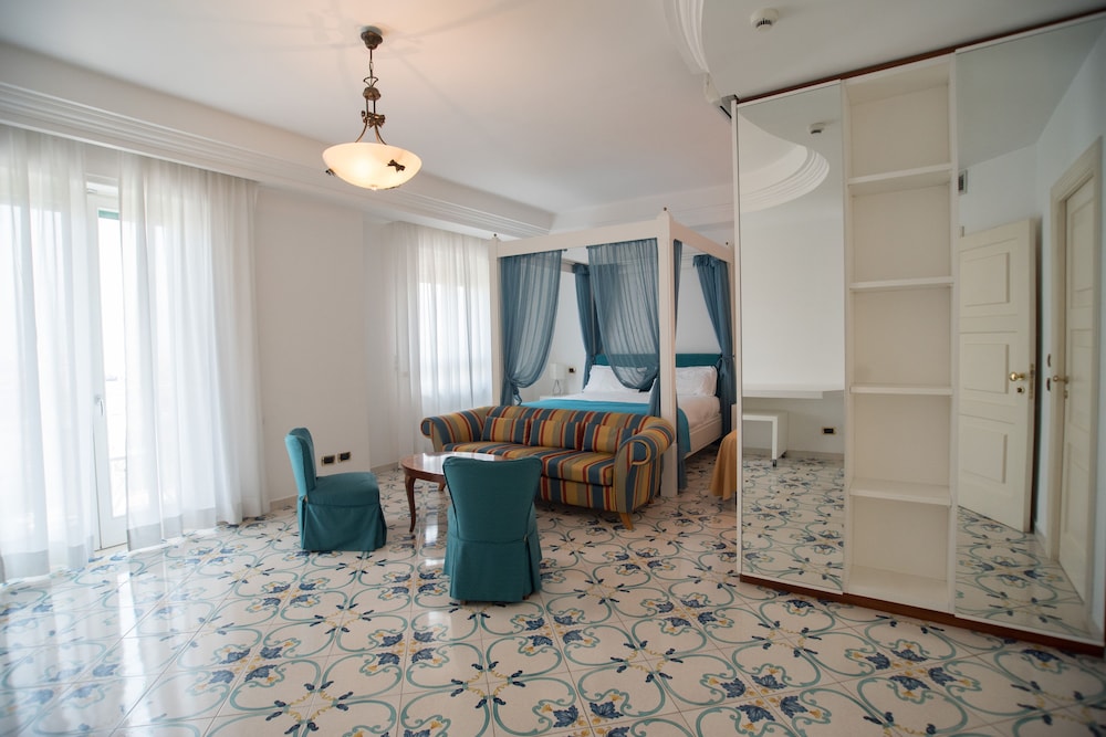 Junior Suite, Partial Sea View - Photo 2