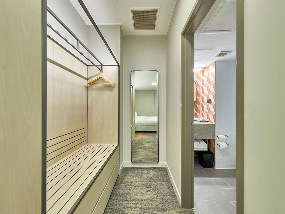 Premium Suite, 1 King Bed thumbnail 6