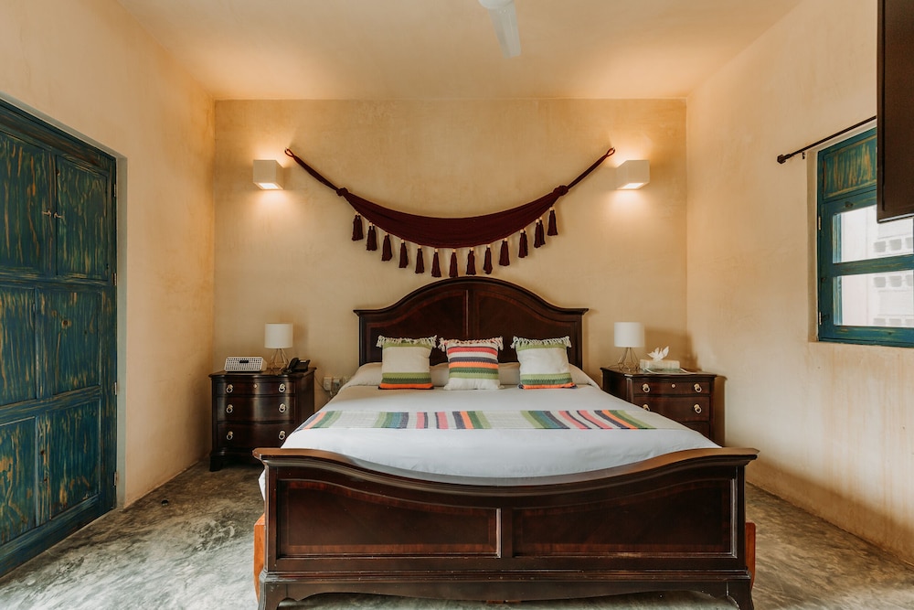 Master Suite with Balcony and tub thumbnail 5