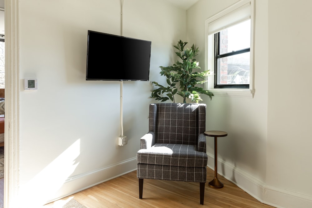 Deluxe Suite (Self Check-in with Virtual Front Desk) photo 2
