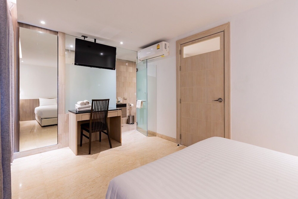 Family Quadruple Room, City View photo 3