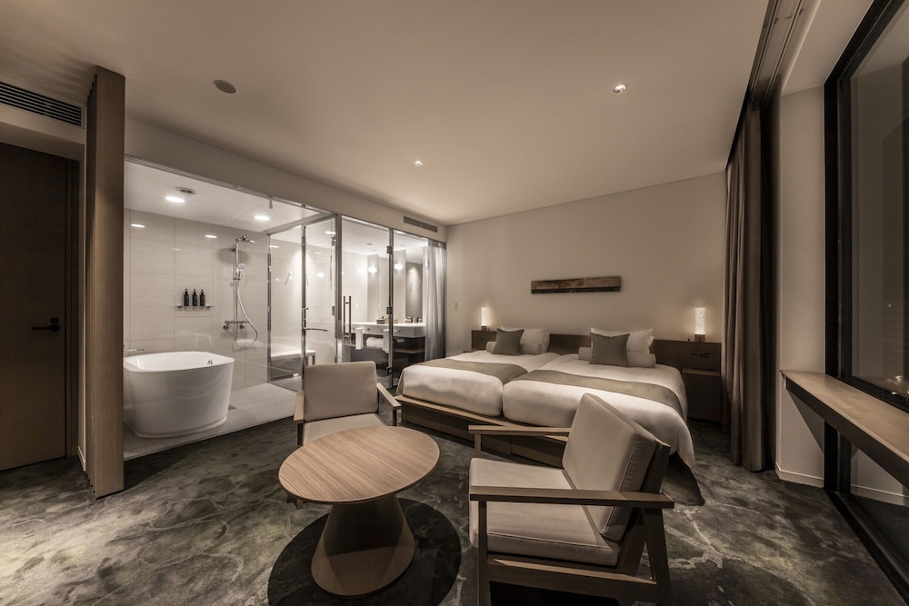 ICONIC Suite, Non smoking (with Lounge Access)