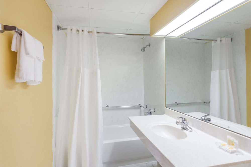 Double Room, 2 Double Beds, Non Smoking - Photo 6