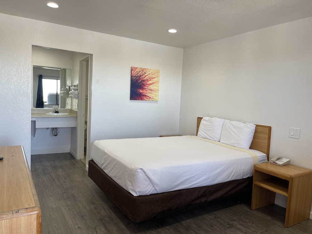 Basic Room, 1 Queen Bed, Smoking, Refrigerator photo 3