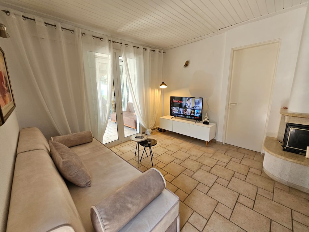 House, 2 Bedrooms, Smoking, Fireplace