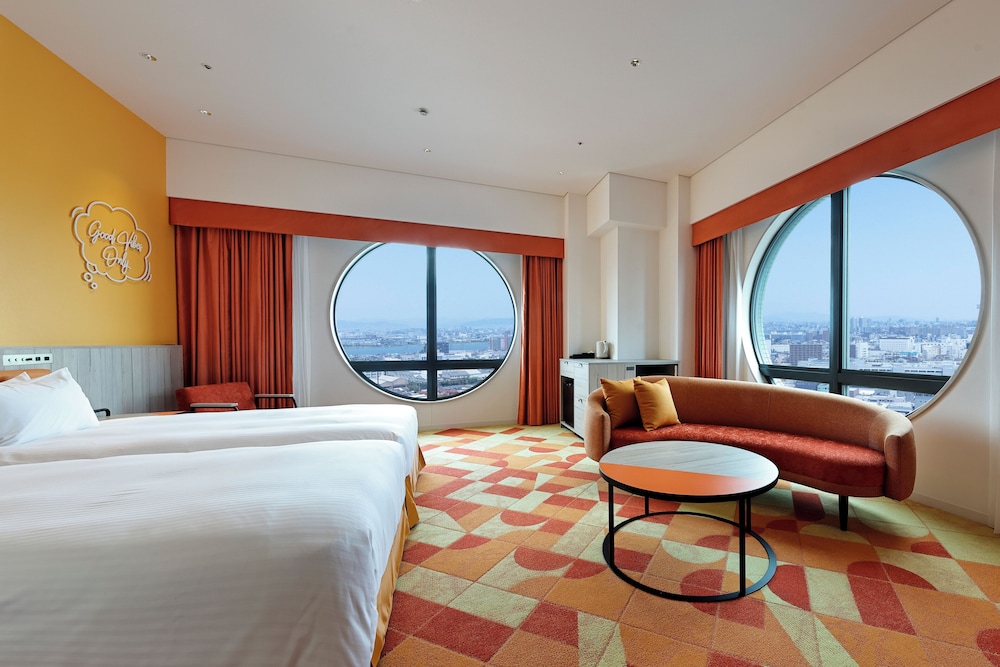 Top Floor Premier Corner Twin Room, Non Smoking photo 2