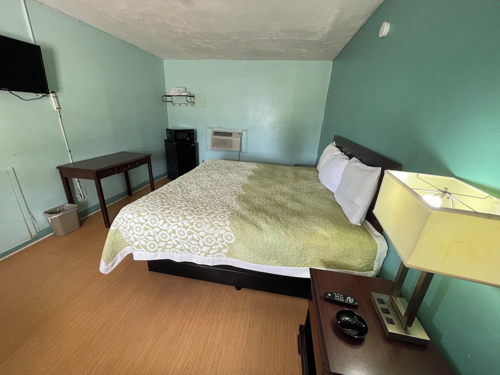 Standard Single Room, 1 King Bed, Smoking, Bathtub photo 2