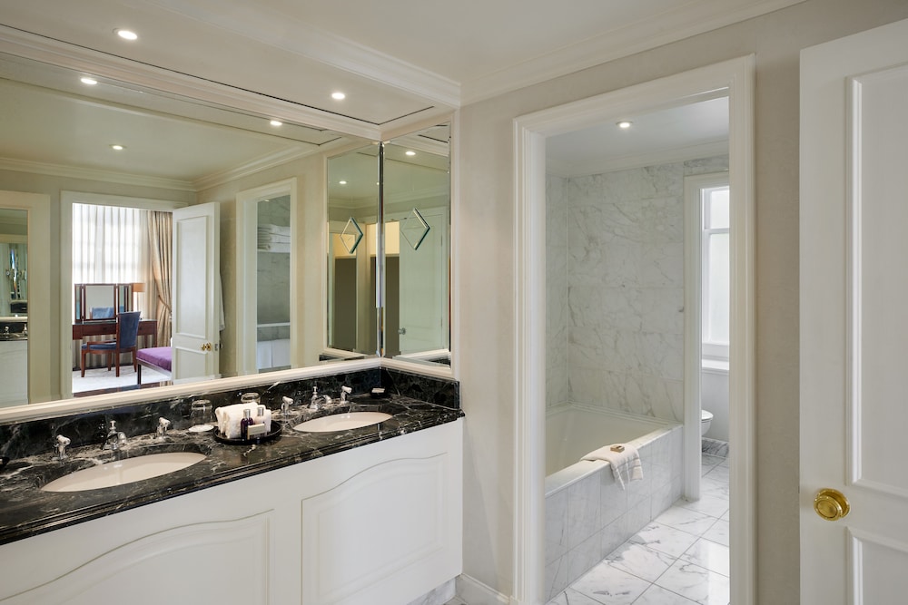 Suite (Landmark)