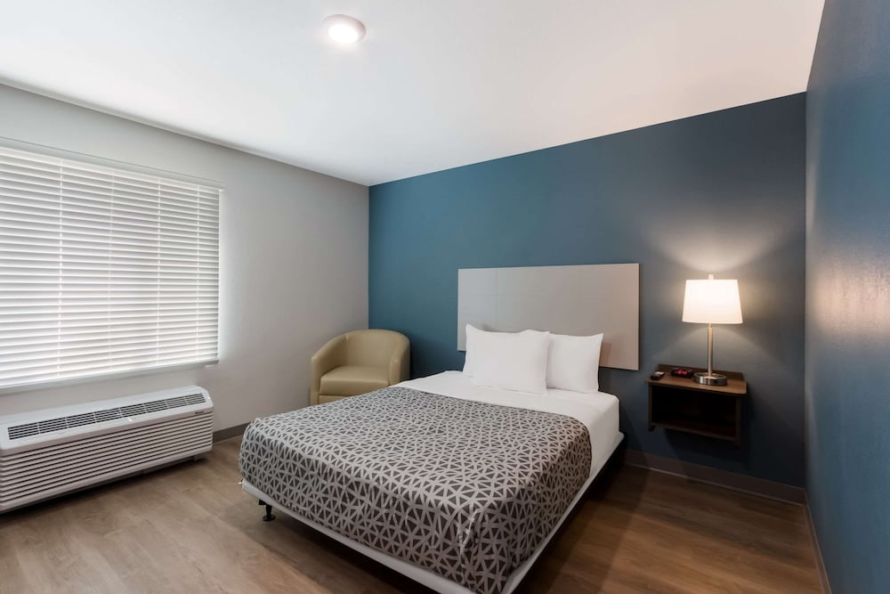 Standard Room, 1 Queen Bed, Non Smoking photo 3