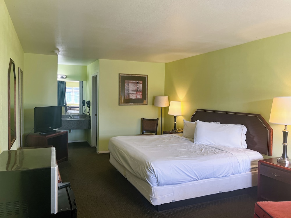 Deluxe Room, 1 King Bed, Smoking, Refrigerator & Microwave photo 1