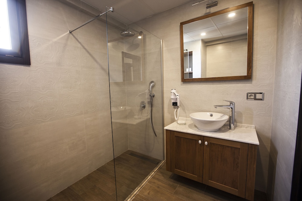 Superior Double or Twin Room - Photo 3