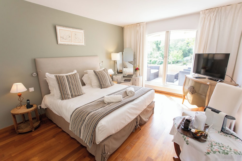 Superior Double Room, 1 Queen Bed, Balcony, Garden View