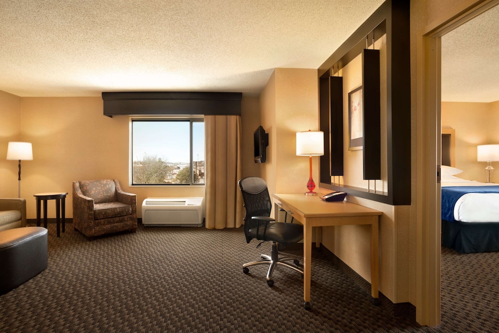 King, Suite, 1 King Bed, Non Smoking photo 2