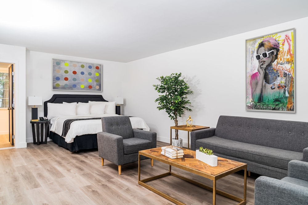 Signature Suite, 1 King Bed, Garden View - Photo 1