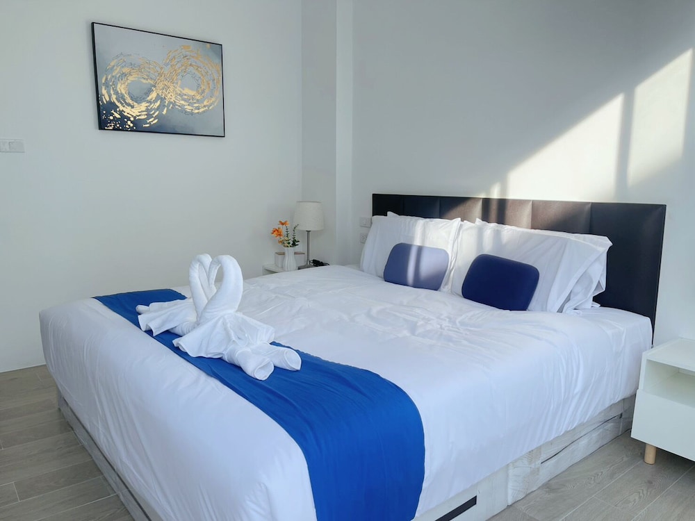 Superior Room, Pool View