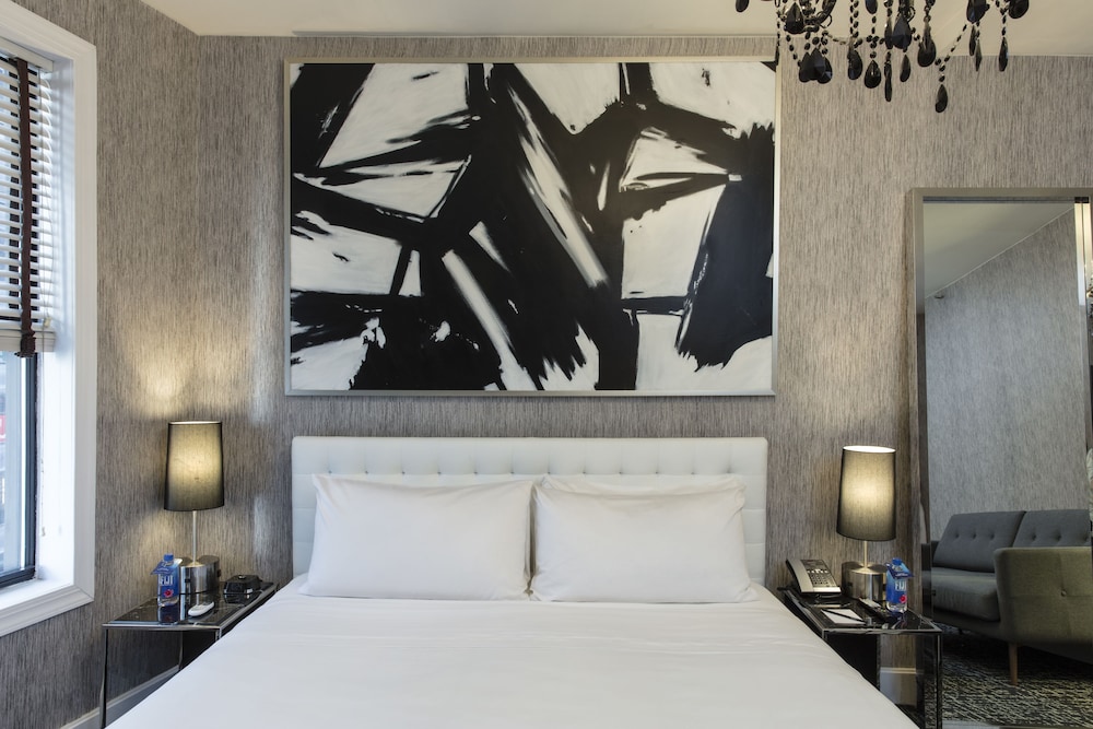 Deluxe Room, 1 King Bed photo 2