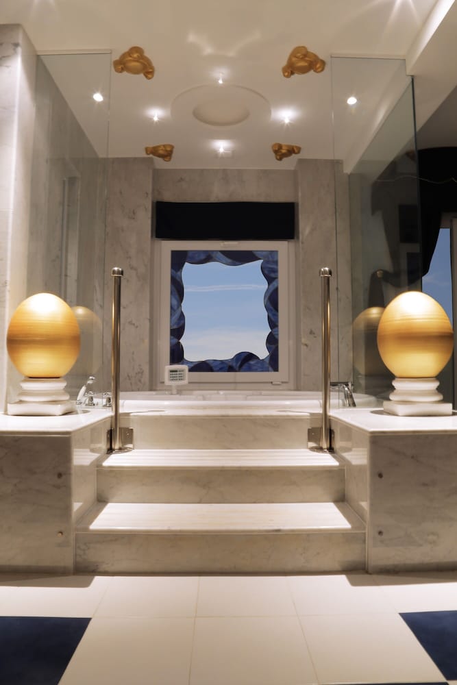 Suite (Surrealist) - Photo 5