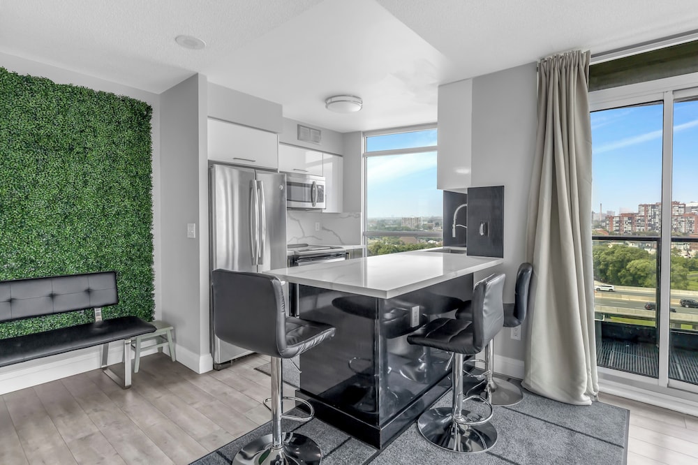 Comfort Condo, Balcony, City View