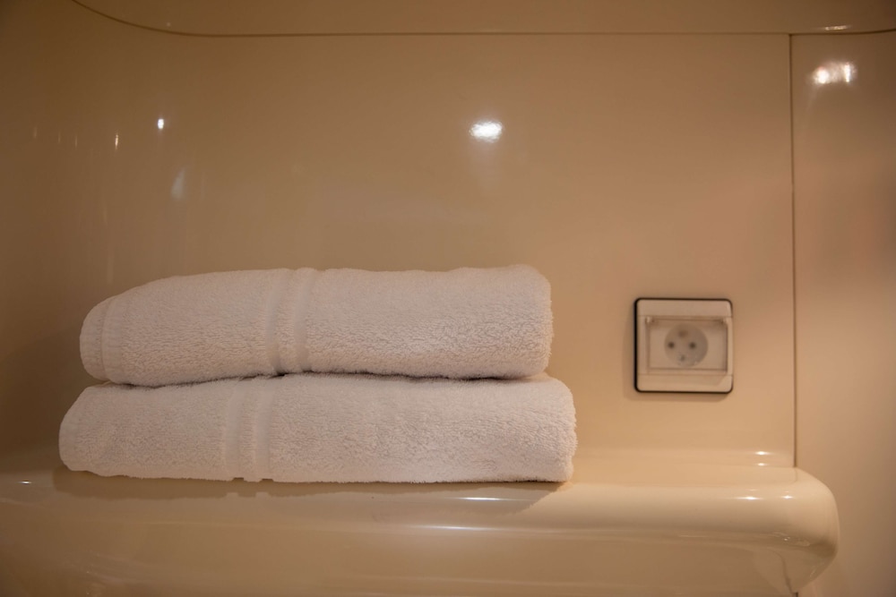 Standard Room, Multiple Beds - Photo 1