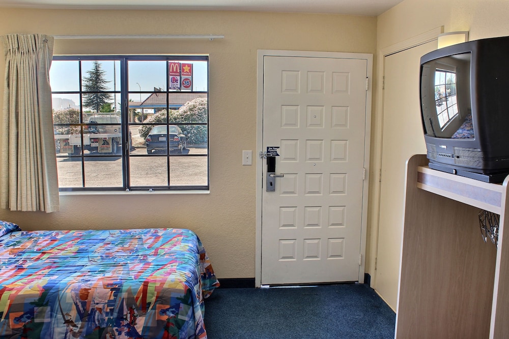 Deluxe Suite, 1 Queen Bed, Non Smoking, Refrigerator & Microwave photo 3