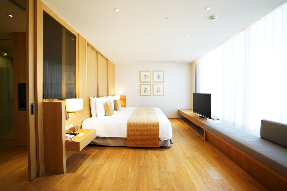 Premier Suite King photo 3