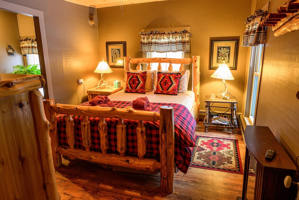 Suite, 1 Queen Bed, Private Bathroom