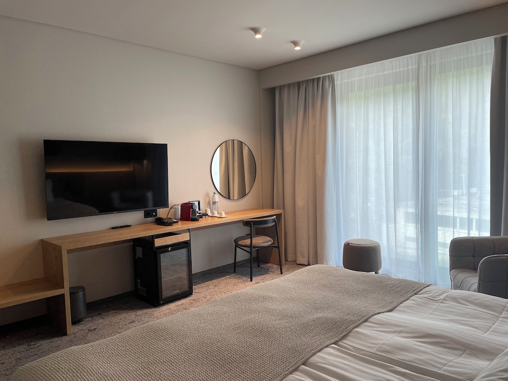 Deluxe Room, 1 Queen Bed photo 3