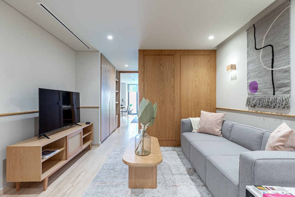 Executive Apartment with Balcony - Photo 4
