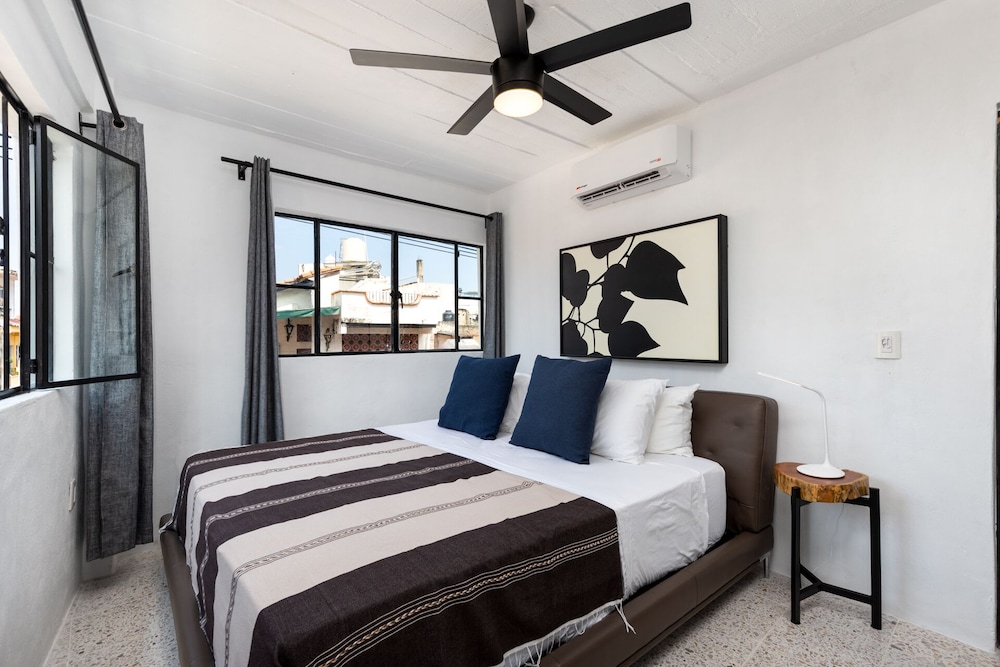 Cuale Condos 1 Bedroom #304 Romantic Zone photo 3