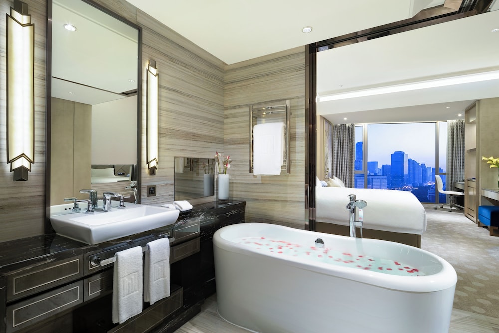 Premier Room thumbnail 5