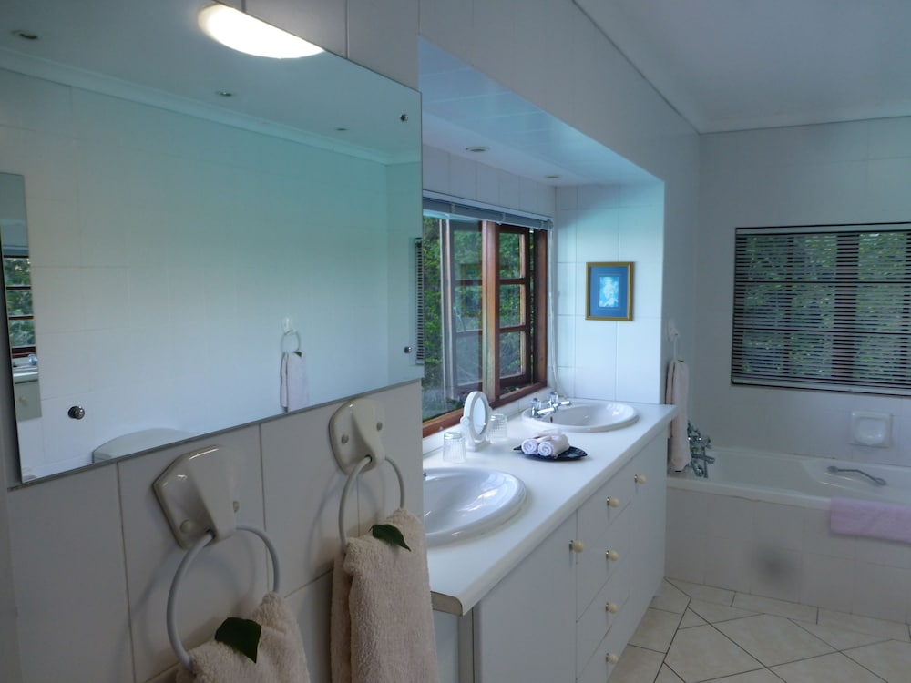 Deluxe Suite with Stunning Sea Views photo 3