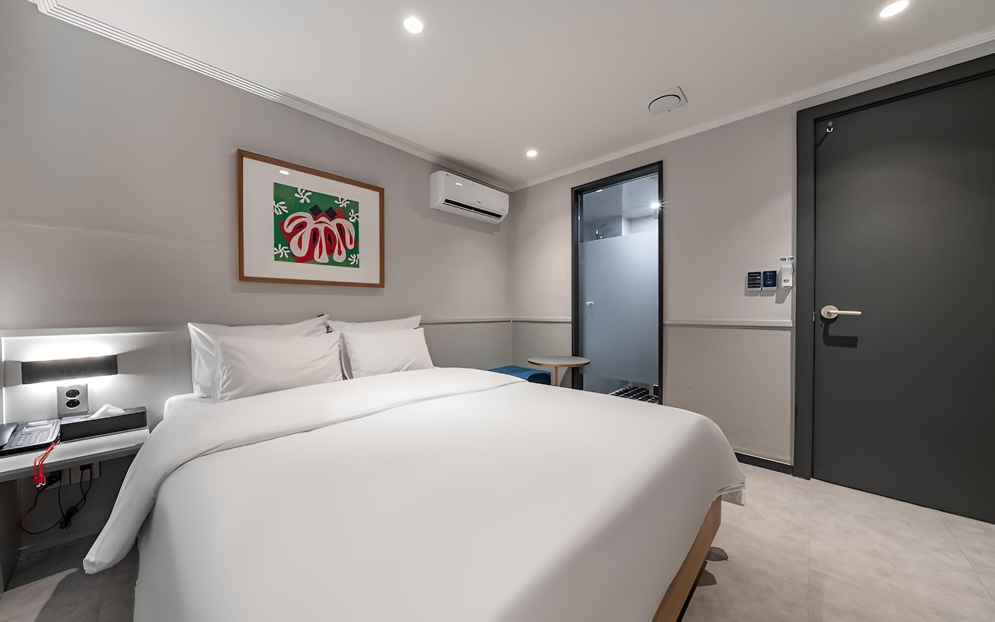 Room (Deluxe B (2PC Netflix Disney Plus ava) - Photo 1