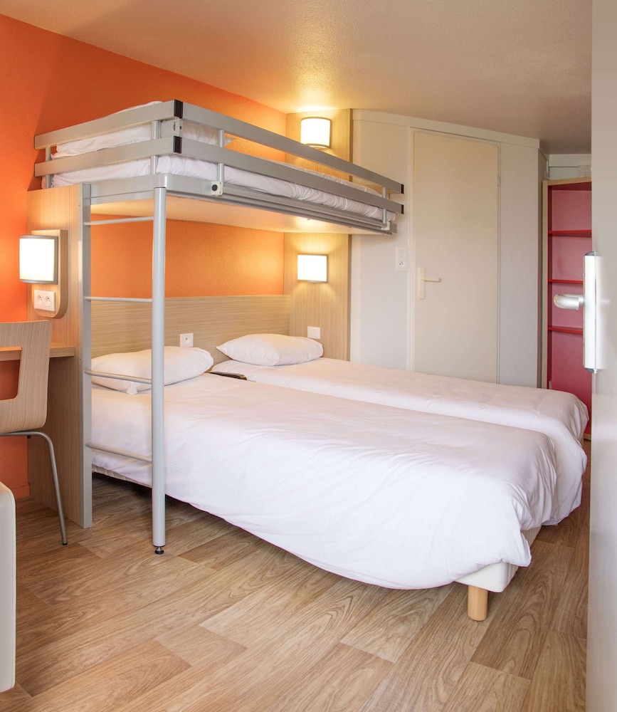 Standard Room, 3 Twin Beds - Photo 8