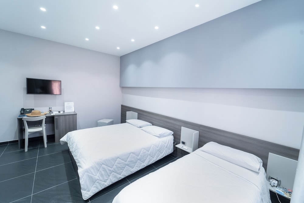 Deluxe Triple Room, Courtyard View, Annex Building (Piazza Mercato 45)