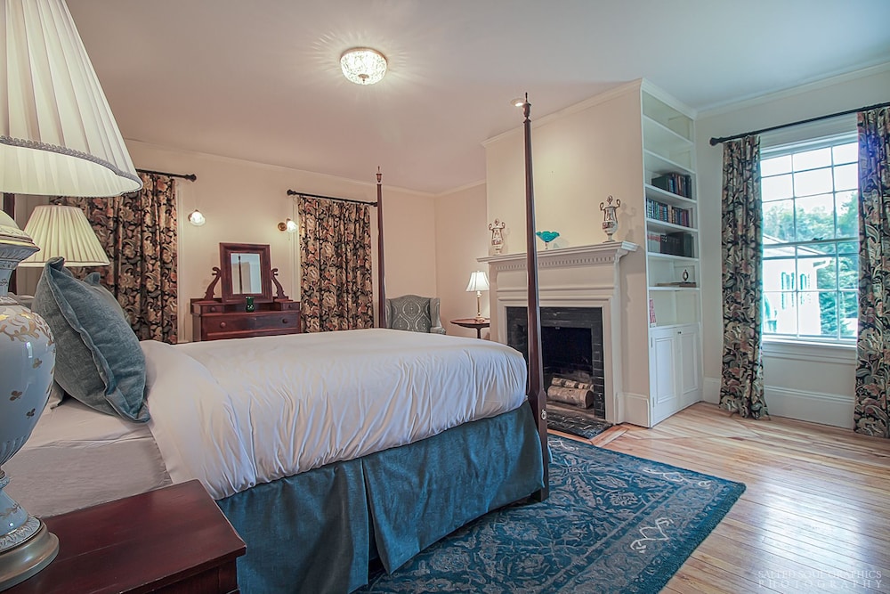 Writer's Suite, 1 Queen Bed, Petite Clawfoot tub, Antique show fireplace with built in bookshelves photo 1