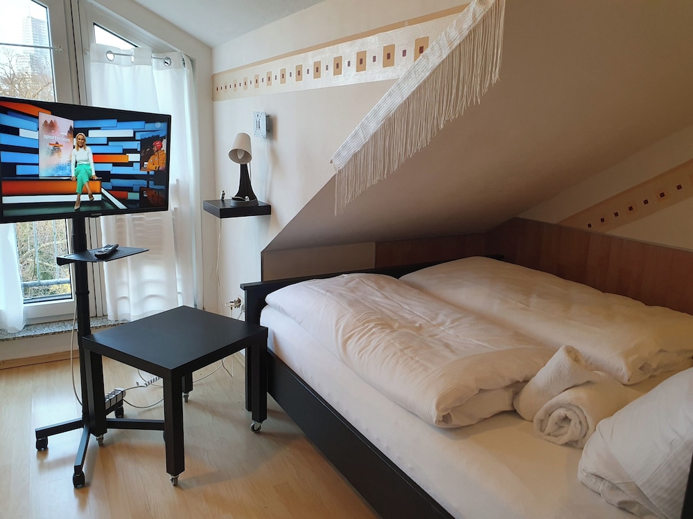 Comfort Double Room, 1 Queen Bed, Balcony, Garden Area photo 2