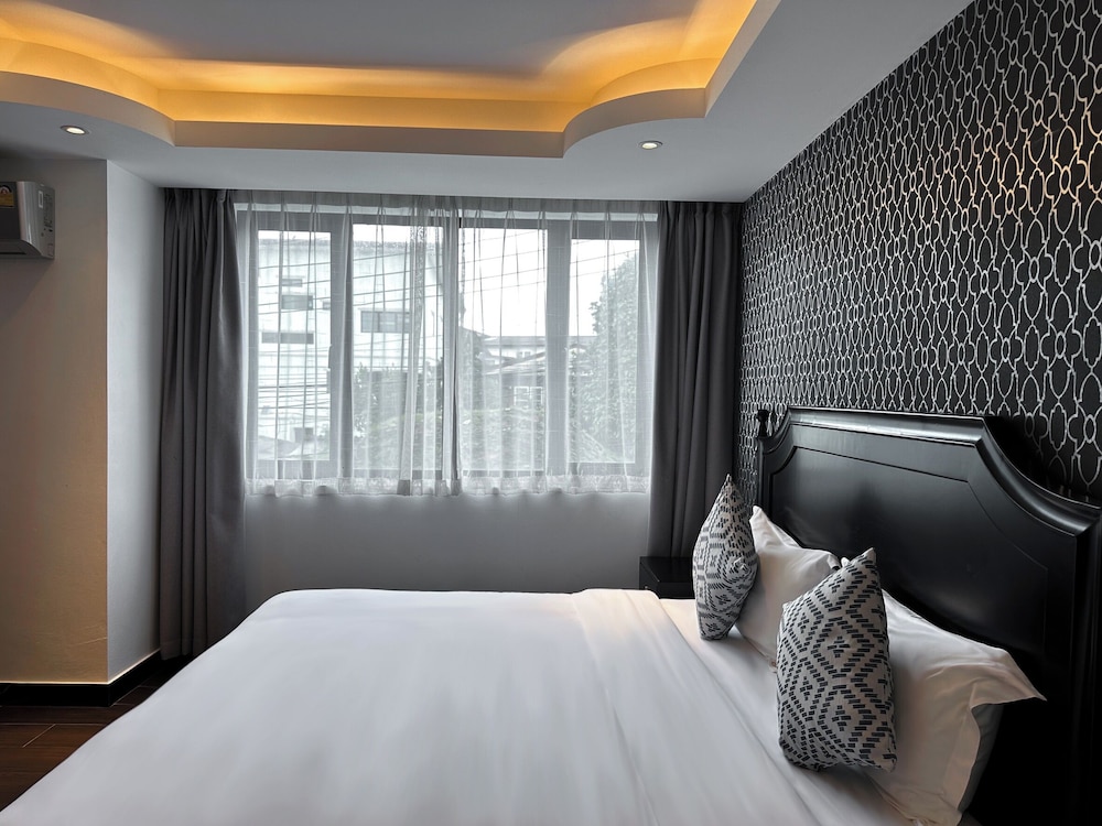 Honeymoon Suite - Photo 2