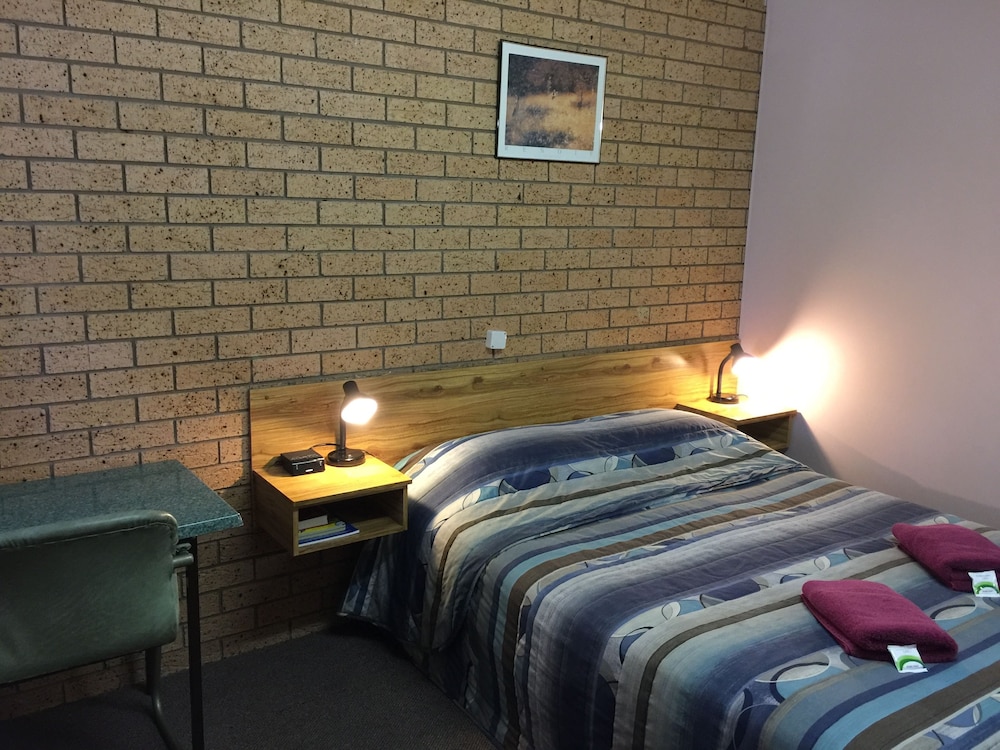 Room 6 - Queen & Single photo 1