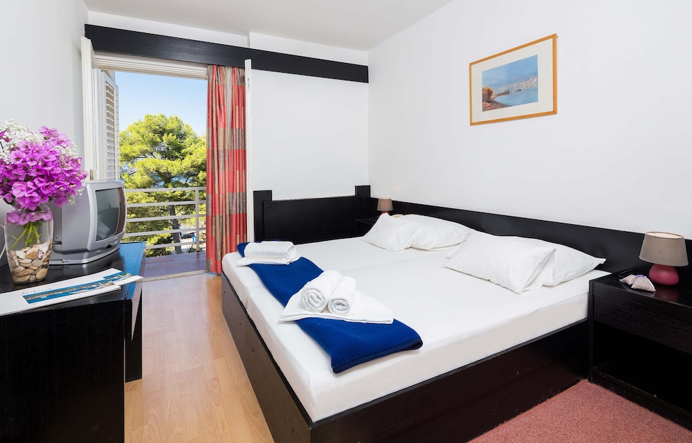 Standard Double or Twin Room with Seaside View and Balcony photo 1