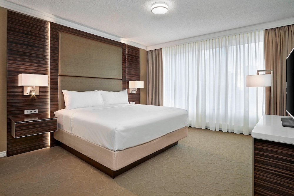 Executive Suite, 1 Queen Bed with Sofa bed - Photo 1
