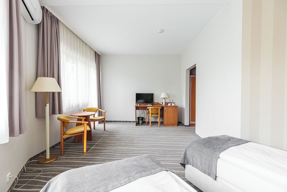 Business Twin Room - Photo 1